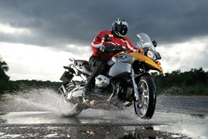 Tips Riding Berkendara Sepeda Motor di Musim Hujan