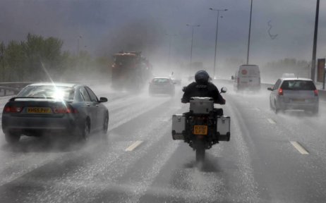 Tips Riding Berkendara Sepeda Motor di Musim Hujan